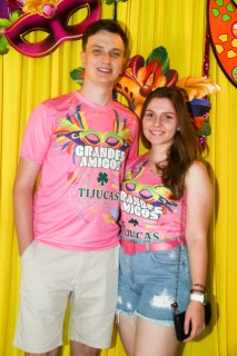 
<a style='margin-left: 5px;' class='btn btn-xs btn-social btn-facebook' href='https://www.facebook.com/sharer/sharer.php?u=https://galeramix.s01.web.getmuller.com.br/imagem/a153/800-800-90/conteudo/site_galerias/153/carnaval-grandes-amigos-65.jpg' rel='popup' data-width='500' data-height='400'><i class='fa fa-facebook'></i>Compartilhar <span class='hidden-xs'>no Facebook</span>
</a> 
<a class='btn btn-default btn-xs' target='_blank' href='imagem/a153/800-800-90/conteudo/site_galerias/153/carnaval-grandes-amigos-65.jpg'>
<span class='glyphicon glyphicon-cloud-download'></span> Salvar
</a>
