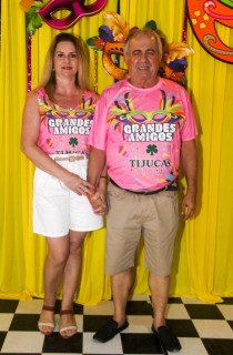 
<a style='margin-left: 5px;' class='btn btn-xs btn-social btn-facebook' href='https://www.facebook.com/sharer/sharer.php?u=https://galeramix.s01.web.getmuller.com.br/imagem/a153/800-800-90/conteudo/site_galerias/153/carnaval-grandes-amigos-67.jpg' rel='popup' data-width='500' data-height='400'><i class='fa fa-facebook'></i>Compartilhar <span class='hidden-xs'>no Facebook</span>
</a> 
<a class='btn btn-default btn-xs' target='_blank' href='imagem/a153/800-800-90/conteudo/site_galerias/153/carnaval-grandes-amigos-67.jpg'>
<span class='glyphicon glyphicon-cloud-download'></span> Salvar
</a>
