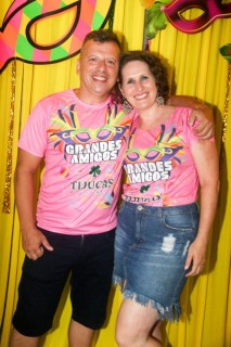 
<a style='margin-left: 5px;' class='btn btn-xs btn-social btn-facebook' href='https://www.facebook.com/sharer/sharer.php?u=https://galeramix.s01.web.getmuller.com.br/imagem/a153/800-800-90/conteudo/site_galerias/153/carnaval-grandes-amigos-70.jpg' rel='popup' data-width='500' data-height='400'><i class='fa fa-facebook'></i>Compartilhar <span class='hidden-xs'>no Facebook</span>
</a> 
<a class='btn btn-default btn-xs' target='_blank' href='imagem/a153/800-800-90/conteudo/site_galerias/153/carnaval-grandes-amigos-70.jpg'>
<span class='glyphicon glyphicon-cloud-download'></span> Salvar
</a>
