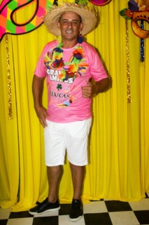 
<a style='margin-left: 5px;' class='btn btn-xs btn-social btn-facebook' href='https://www.facebook.com/sharer/sharer.php?u=https://galeramix.s01.web.getmuller.com.br/imagem/a153/800-800-90/conteudo/site_galerias/153/carnaval-grandes-amigos-71.jpg' rel='popup' data-width='500' data-height='400'><i class='fa fa-facebook'></i>Compartilhar <span class='hidden-xs'>no Facebook</span>
</a> 
<a class='btn btn-default btn-xs' target='_blank' href='imagem/a153/800-800-90/conteudo/site_galerias/153/carnaval-grandes-amigos-71.jpg'>
<span class='glyphicon glyphicon-cloud-download'></span> Salvar
</a>
