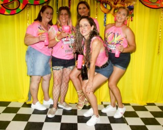 
<a style='margin-left: 5px;' class='btn btn-xs btn-social btn-facebook' href='https://www.facebook.com/sharer/sharer.php?u=https://galeramix.s01.web.getmuller.com.br/imagem/a153/800-800-90/conteudo/site_galerias/153/carnaval-grandes-amigos-72.jpg' rel='popup' data-width='500' data-height='400'><i class='fa fa-facebook'></i>Compartilhar <span class='hidden-xs'>no Facebook</span>
</a> 
<a class='btn btn-default btn-xs' target='_blank' href='imagem/a153/800-800-90/conteudo/site_galerias/153/carnaval-grandes-amigos-72.jpg'>
<span class='glyphicon glyphicon-cloud-download'></span> Salvar
</a>
