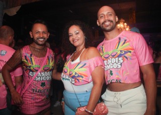 
<a style='margin-left: 5px;' class='btn btn-xs btn-social btn-facebook' href='https://www.facebook.com/sharer/sharer.php?u=https://galeramix.s01.web.getmuller.com.br/imagem/a153/800-800-90/conteudo/site_galerias/153/carnaval-grandes-amigos-73.jpg' rel='popup' data-width='500' data-height='400'><i class='fa fa-facebook'></i>Compartilhar <span class='hidden-xs'>no Facebook</span>
</a> 
<a class='btn btn-default btn-xs' target='_blank' href='imagem/a153/800-800-90/conteudo/site_galerias/153/carnaval-grandes-amigos-73.jpg'>
<span class='glyphicon glyphicon-cloud-download'></span> Salvar
</a>
