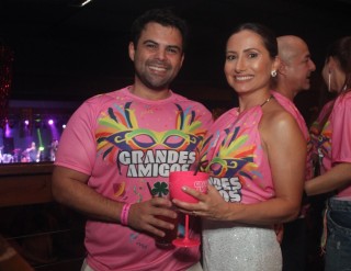 
<a style='margin-left: 5px;' class='btn btn-xs btn-social btn-facebook' href='https://www.facebook.com/sharer/sharer.php?u=https://galeramix.s01.web.getmuller.com.br/imagem/a153/800-800-90/conteudo/site_galerias/153/carnaval-grandes-amigos-75.jpg' rel='popup' data-width='500' data-height='400'><i class='fa fa-facebook'></i>Compartilhar <span class='hidden-xs'>no Facebook</span>
</a> 
<a class='btn btn-default btn-xs' target='_blank' href='imagem/a153/800-800-90/conteudo/site_galerias/153/carnaval-grandes-amigos-75.jpg'>
<span class='glyphicon glyphicon-cloud-download'></span> Salvar
</a>
