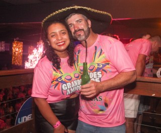 
<a style='margin-left: 5px;' class='btn btn-xs btn-social btn-facebook' href='https://www.facebook.com/sharer/sharer.php?u=https://galeramix.s01.web.getmuller.com.br/imagem/a153/800-800-90/conteudo/site_galerias/153/carnaval-grandes-amigos-78.jpg' rel='popup' data-width='500' data-height='400'><i class='fa fa-facebook'></i>Compartilhar <span class='hidden-xs'>no Facebook</span>
</a> 
<a class='btn btn-default btn-xs' target='_blank' href='imagem/a153/800-800-90/conteudo/site_galerias/153/carnaval-grandes-amigos-78.jpg'>
<span class='glyphicon glyphicon-cloud-download'></span> Salvar
</a>
