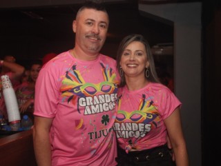 
<a style='margin-left: 5px;' class='btn btn-xs btn-social btn-facebook' href='https://www.facebook.com/sharer/sharer.php?u=https://galeramix.s01.web.getmuller.com.br/imagem/a153/800-800-90/conteudo/site_galerias/153/carnaval-grandes-amigos-79.jpg' rel='popup' data-width='500' data-height='400'><i class='fa fa-facebook'></i>Compartilhar <span class='hidden-xs'>no Facebook</span>
</a> 
<a class='btn btn-default btn-xs' target='_blank' href='imagem/a153/800-800-90/conteudo/site_galerias/153/carnaval-grandes-amigos-79.jpg'>
<span class='glyphicon glyphicon-cloud-download'></span> Salvar
</a>
