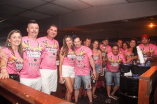 
<a style='margin-left: 5px;' class='btn btn-xs btn-social btn-facebook' href='https://www.facebook.com/sharer/sharer.php?u=https://galeramix.s01.web.getmuller.com.br/imagem/a153/800-800-90/conteudo/site_galerias/153/carnaval-grandes-amigos-80.jpg' rel='popup' data-width='500' data-height='400'><i class='fa fa-facebook'></i>Compartilhar <span class='hidden-xs'>no Facebook</span>
</a> 
<a class='btn btn-default btn-xs' target='_blank' href='imagem/a153/800-800-90/conteudo/site_galerias/153/carnaval-grandes-amigos-80.jpg'>
<span class='glyphicon glyphicon-cloud-download'></span> Salvar
</a>
