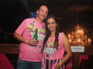 
<a style='margin-left: 5px;' class='btn btn-xs btn-social btn-facebook' href='https://www.facebook.com/sharer/sharer.php?u=https://galeramix.s01.web.getmuller.com.br/imagem/a153/800-800-90/conteudo/site_galerias/153/carnaval-grandes-amigos-82.jpg' rel='popup' data-width='500' data-height='400'><i class='fa fa-facebook'></i>Compartilhar <span class='hidden-xs'>no Facebook</span>
</a> 
<a class='btn btn-default btn-xs' target='_blank' href='imagem/a153/800-800-90/conteudo/site_galerias/153/carnaval-grandes-amigos-82.jpg'>
<span class='glyphicon glyphicon-cloud-download'></span> Salvar
</a>
