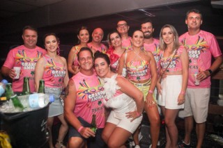 
<a style='margin-left: 5px;' class='btn btn-xs btn-social btn-facebook' href='https://www.facebook.com/sharer/sharer.php?u=https://galeramix.s01.web.getmuller.com.br/imagem/a153/800-800-90/conteudo/site_galerias/153/carnaval-grandes-amigos-83.jpg' rel='popup' data-width='500' data-height='400'><i class='fa fa-facebook'></i>Compartilhar <span class='hidden-xs'>no Facebook</span>
</a> 
<a class='btn btn-default btn-xs' target='_blank' href='imagem/a153/800-800-90/conteudo/site_galerias/153/carnaval-grandes-amigos-83.jpg'>
<span class='glyphicon glyphicon-cloud-download'></span> Salvar
</a>
