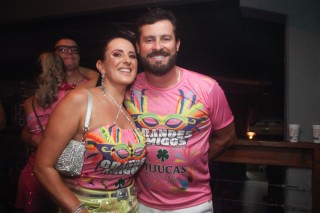 
<a style='margin-left: 5px;' class='btn btn-xs btn-social btn-facebook' href='https://www.facebook.com/sharer/sharer.php?u=https://galeramix.s01.web.getmuller.com.br/imagem/a153/800-800-90/conteudo/site_galerias/153/carnaval-grandes-amigos-85.jpg' rel='popup' data-width='500' data-height='400'><i class='fa fa-facebook'></i>Compartilhar <span class='hidden-xs'>no Facebook</span>
</a> 
<a class='btn btn-default btn-xs' target='_blank' href='imagem/a153/800-800-90/conteudo/site_galerias/153/carnaval-grandes-amigos-85.jpg'>
<span class='glyphicon glyphicon-cloud-download'></span> Salvar
</a>
