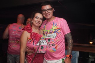 
<a style='margin-left: 5px;' class='btn btn-xs btn-social btn-facebook' href='https://www.facebook.com/sharer/sharer.php?u=https://galeramix.s01.web.getmuller.com.br/imagem/a153/800-800-90/conteudo/site_galerias/153/carnaval-grandes-amigos-86.jpg' rel='popup' data-width='500' data-height='400'><i class='fa fa-facebook'></i>Compartilhar <span class='hidden-xs'>no Facebook</span>
</a> 
<a class='btn btn-default btn-xs' target='_blank' href='imagem/a153/800-800-90/conteudo/site_galerias/153/carnaval-grandes-amigos-86.jpg'>
<span class='glyphicon glyphicon-cloud-download'></span> Salvar
</a>
