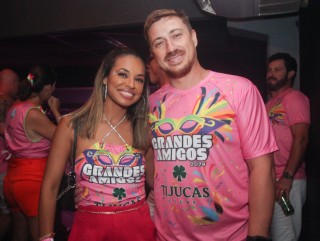 
<a style='margin-left: 5px;' class='btn btn-xs btn-social btn-facebook' href='https://www.facebook.com/sharer/sharer.php?u=https://galeramix.s01.web.getmuller.com.br/imagem/a153/800-800-90/conteudo/site_galerias/153/carnaval-grandes-amigos-88.jpg' rel='popup' data-width='500' data-height='400'><i class='fa fa-facebook'></i>Compartilhar <span class='hidden-xs'>no Facebook</span>
</a> 
<a class='btn btn-default btn-xs' target='_blank' href='imagem/a153/800-800-90/conteudo/site_galerias/153/carnaval-grandes-amigos-88.jpg'>
<span class='glyphicon glyphicon-cloud-download'></span> Salvar
</a>
