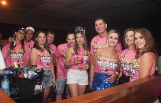 
<a style='margin-left: 5px;' class='btn btn-xs btn-social btn-facebook' href='https://www.facebook.com/sharer/sharer.php?u=https://galeramix.s01.web.getmuller.com.br/imagem/a153/800-800-90/conteudo/site_galerias/153/carnaval-grandes-amigos-89.jpg' rel='popup' data-width='500' data-height='400'><i class='fa fa-facebook'></i>Compartilhar <span class='hidden-xs'>no Facebook</span>
</a> 
<a class='btn btn-default btn-xs' target='_blank' href='imagem/a153/800-800-90/conteudo/site_galerias/153/carnaval-grandes-amigos-89.jpg'>
<span class='glyphicon glyphicon-cloud-download'></span> Salvar
</a>
