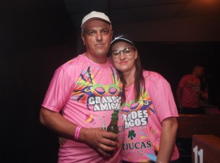 
<a style='margin-left: 5px;' class='btn btn-xs btn-social btn-facebook' href='https://www.facebook.com/sharer/sharer.php?u=https://galeramix.s01.web.getmuller.com.br/imagem/a153/800-800-90/conteudo/site_galerias/153/carnaval-grandes-amigos-90.jpg' rel='popup' data-width='500' data-height='400'><i class='fa fa-facebook'></i>Compartilhar <span class='hidden-xs'>no Facebook</span>
</a> 
<a class='btn btn-default btn-xs' target='_blank' href='imagem/a153/800-800-90/conteudo/site_galerias/153/carnaval-grandes-amigos-90.jpg'>
<span class='glyphicon glyphicon-cloud-download'></span> Salvar
</a>
