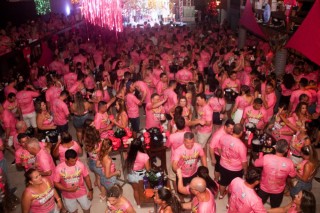 
<a style='margin-left: 5px;' class='btn btn-xs btn-social btn-facebook' href='https://www.facebook.com/sharer/sharer.php?u=https://galeramix.s01.web.getmuller.com.br/imagem/a153/800-800-90/conteudo/site_galerias/153/carnaval-grandes-amigos-93.jpg' rel='popup' data-width='500' data-height='400'><i class='fa fa-facebook'></i>Compartilhar <span class='hidden-xs'>no Facebook</span>
</a> 
<a class='btn btn-default btn-xs' target='_blank' href='imagem/a153/800-800-90/conteudo/site_galerias/153/carnaval-grandes-amigos-93.jpg'>
<span class='glyphicon glyphicon-cloud-download'></span> Salvar
</a>
