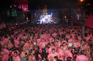 
<a style='margin-left: 5px;' class='btn btn-xs btn-social btn-facebook' href='https://www.facebook.com/sharer/sharer.php?u=https://galeramix.s01.web.getmuller.com.br/imagem/a153/800-800-90/conteudo/site_galerias/153/carnaval-grandes-amigos-94.jpg' rel='popup' data-width='500' data-height='400'><i class='fa fa-facebook'></i>Compartilhar <span class='hidden-xs'>no Facebook</span>
</a> 
<a class='btn btn-default btn-xs' target='_blank' href='imagem/a153/800-800-90/conteudo/site_galerias/153/carnaval-grandes-amigos-94.jpg'>
<span class='glyphicon glyphicon-cloud-download'></span> Salvar
</a>
