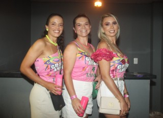 
<a style='margin-left: 5px;' class='btn btn-xs btn-social btn-facebook' href='https://www.facebook.com/sharer/sharer.php?u=https://galeramix.s01.web.getmuller.com.br/imagem/a153/800-800-90/conteudo/site_galerias/153/carnaval-grandes-amigos-95.jpg' rel='popup' data-width='500' data-height='400'><i class='fa fa-facebook'></i>Compartilhar <span class='hidden-xs'>no Facebook</span>
</a> 
<a class='btn btn-default btn-xs' target='_blank' href='imagem/a153/800-800-90/conteudo/site_galerias/153/carnaval-grandes-amigos-95.jpg'>
<span class='glyphicon glyphicon-cloud-download'></span> Salvar
</a>
