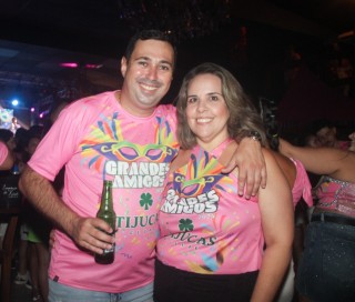 
<a style='margin-left: 5px;' class='btn btn-xs btn-social btn-facebook' href='https://www.facebook.com/sharer/sharer.php?u=https://galeramix.s01.web.getmuller.com.br/imagem/a153/800-800-90/conteudo/site_galerias/153/carnaval-grandes-amigos-96.jpg' rel='popup' data-width='500' data-height='400'><i class='fa fa-facebook'></i>Compartilhar <span class='hidden-xs'>no Facebook</span>
</a> 
<a class='btn btn-default btn-xs' target='_blank' href='imagem/a153/800-800-90/conteudo/site_galerias/153/carnaval-grandes-amigos-96.jpg'>
<span class='glyphicon glyphicon-cloud-download'></span> Salvar
</a>
