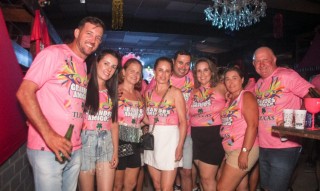 
<a style='margin-left: 5px;' class='btn btn-xs btn-social btn-facebook' href='https://www.facebook.com/sharer/sharer.php?u=https://galeramix.s01.web.getmuller.com.br/imagem/a153/800-800-90/conteudo/site_galerias/153/carnaval-grandes-amigos-97.jpg' rel='popup' data-width='500' data-height='400'><i class='fa fa-facebook'></i>Compartilhar <span class='hidden-xs'>no Facebook</span>
</a> 
<a class='btn btn-default btn-xs' target='_blank' href='imagem/a153/800-800-90/conteudo/site_galerias/153/carnaval-grandes-amigos-97.jpg'>
<span class='glyphicon glyphicon-cloud-download'></span> Salvar
</a>
