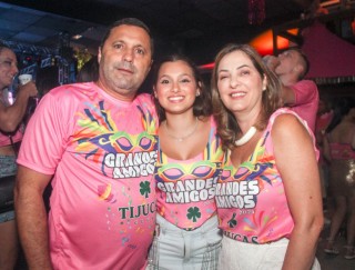 
<a style='margin-left: 5px;' class='btn btn-xs btn-social btn-facebook' href='https://www.facebook.com/sharer/sharer.php?u=https://galeramix.s01.web.getmuller.com.br/imagem/a153/800-800-90/conteudo/site_galerias/153/carnaval-grandes-amigos-98.jpg' rel='popup' data-width='500' data-height='400'><i class='fa fa-facebook'></i>Compartilhar <span class='hidden-xs'>no Facebook</span>
</a> 
<a class='btn btn-default btn-xs' target='_blank' href='imagem/a153/800-800-90/conteudo/site_galerias/153/carnaval-grandes-amigos-98.jpg'>
<span class='glyphicon glyphicon-cloud-download'></span> Salvar
</a>
