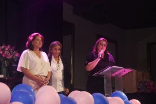 
<a style='margin-left: 5px;' class='btn btn-xs btn-social btn-facebook' href='https://www.facebook.com/sharer/sharer.php?u=https://galeramix.s01.web.getmuller.com.br/imagem/a157/800-800-90/conteudo/site_galerias/157/pl-mulher-tijucas-133.jpg' rel='popup' data-width='500' data-height='400'><i class='fa fa-facebook'></i>Compartilhar <span class='hidden-xs'>no Facebook</span>
</a> 
<a class='btn btn-default btn-xs' target='_blank' href='imagem/a157/800-800-90/conteudo/site_galerias/157/pl-mulher-tijucas-133.jpg'>
<span class='glyphicon glyphicon-cloud-download'></span> Salvar
</a>
