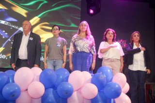 
<a style='margin-left: 5px;' class='btn btn-xs btn-social btn-facebook' href='https://www.facebook.com/sharer/sharer.php?u=https://galeramix.s01.web.getmuller.com.br/imagem/a157/800-800-90/conteudo/site_galerias/157/pl-mulher-tijucas-143.jpg' rel='popup' data-width='500' data-height='400'><i class='fa fa-facebook'></i>Compartilhar <span class='hidden-xs'>no Facebook</span>
</a> 
<a class='btn btn-default btn-xs' target='_blank' href='imagem/a157/800-800-90/conteudo/site_galerias/157/pl-mulher-tijucas-143.jpg'>
<span class='glyphicon glyphicon-cloud-download'></span> Salvar
</a>
