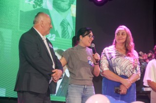 
<a style='margin-left: 5px;' class='btn btn-xs btn-social btn-facebook' href='https://www.facebook.com/sharer/sharer.php?u=https://galeramix.s01.web.getmuller.com.br/imagem/a157/800-800-90/conteudo/site_galerias/157/pl-mulher-tijucas-144.jpg' rel='popup' data-width='500' data-height='400'><i class='fa fa-facebook'></i>Compartilhar <span class='hidden-xs'>no Facebook</span>
</a> 
<a class='btn btn-default btn-xs' target='_blank' href='imagem/a157/800-800-90/conteudo/site_galerias/157/pl-mulher-tijucas-144.jpg'>
<span class='glyphicon glyphicon-cloud-download'></span> Salvar
</a>
