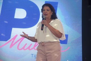 
<a style='margin-left: 5px;' class='btn btn-xs btn-social btn-facebook' href='https://www.facebook.com/sharer/sharer.php?u=https://galeramix.s01.web.getmuller.com.br/imagem/a157/800-800-90/conteudo/site_galerias/157/pl-mulher-tijucas-162.jpg' rel='popup' data-width='500' data-height='400'><i class='fa fa-facebook'></i>Compartilhar <span class='hidden-xs'>no Facebook</span>
</a> 
<a class='btn btn-default btn-xs' target='_blank' href='imagem/a157/800-800-90/conteudo/site_galerias/157/pl-mulher-tijucas-162.jpg'>
<span class='glyphicon glyphicon-cloud-download'></span> Salvar
</a>
