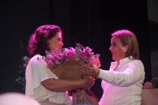 
<a style='margin-left: 5px;' class='btn btn-xs btn-social btn-facebook' href='https://www.facebook.com/sharer/sharer.php?u=https://galeramix.s01.web.getmuller.com.br/imagem/a157/800-800-90/conteudo/site_galerias/157/pl-mulher-tijucas-169.jpg' rel='popup' data-width='500' data-height='400'><i class='fa fa-facebook'></i>Compartilhar <span class='hidden-xs'>no Facebook</span>
</a> 
<a class='btn btn-default btn-xs' target='_blank' href='imagem/a157/800-800-90/conteudo/site_galerias/157/pl-mulher-tijucas-169.jpg'>
<span class='glyphicon glyphicon-cloud-download'></span> Salvar
</a>
