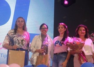 
<a style='margin-left: 5px;' class='btn btn-xs btn-social btn-facebook' href='https://www.facebook.com/sharer/sharer.php?u=https://galeramix.s01.web.getmuller.com.br/imagem/a157/800-800-90/conteudo/site_galerias/157/pl-mulher-tijucas-176.jpg' rel='popup' data-width='500' data-height='400'><i class='fa fa-facebook'></i>Compartilhar <span class='hidden-xs'>no Facebook</span>
</a> 
<a class='btn btn-default btn-xs' target='_blank' href='imagem/a157/800-800-90/conteudo/site_galerias/157/pl-mulher-tijucas-176.jpg'>
<span class='glyphicon glyphicon-cloud-download'></span> Salvar
</a>
