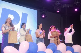 
<a style='margin-left: 5px;' class='btn btn-xs btn-social btn-facebook' href='https://www.facebook.com/sharer/sharer.php?u=https://galeramix.s01.web.getmuller.com.br/imagem/a157/800-800-90/conteudo/site_galerias/157/pl-mulher-tijucas-177.jpg' rel='popup' data-width='500' data-height='400'><i class='fa fa-facebook'></i>Compartilhar <span class='hidden-xs'>no Facebook</span>
</a> 
<a class='btn btn-default btn-xs' target='_blank' href='imagem/a157/800-800-90/conteudo/site_galerias/157/pl-mulher-tijucas-177.jpg'>
<span class='glyphicon glyphicon-cloud-download'></span> Salvar
</a>
