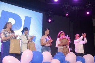 
<a style='margin-left: 5px;' class='btn btn-xs btn-social btn-facebook' href='https://www.facebook.com/sharer/sharer.php?u=https://galeramix.s01.web.getmuller.com.br/imagem/a157/800-800-90/conteudo/site_galerias/157/pl-mulher-tijucas-178.jpg' rel='popup' data-width='500' data-height='400'><i class='fa fa-facebook'></i>Compartilhar <span class='hidden-xs'>no Facebook</span>
</a> 
<a class='btn btn-default btn-xs' target='_blank' href='imagem/a157/800-800-90/conteudo/site_galerias/157/pl-mulher-tijucas-178.jpg'>
<span class='glyphicon glyphicon-cloud-download'></span> Salvar
</a>
