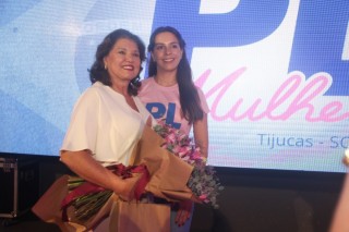 
<a style='margin-left: 5px;' class='btn btn-xs btn-social btn-facebook' href='https://www.facebook.com/sharer/sharer.php?u=https://galeramix.s01.web.getmuller.com.br/imagem/a157/800-800-90/conteudo/site_galerias/157/pl-mulher-tijucas-179.jpg' rel='popup' data-width='500' data-height='400'><i class='fa fa-facebook'></i>Compartilhar <span class='hidden-xs'>no Facebook</span>
</a> 
<a class='btn btn-default btn-xs' target='_blank' href='imagem/a157/800-800-90/conteudo/site_galerias/157/pl-mulher-tijucas-179.jpg'>
<span class='glyphicon glyphicon-cloud-download'></span> Salvar
</a>
