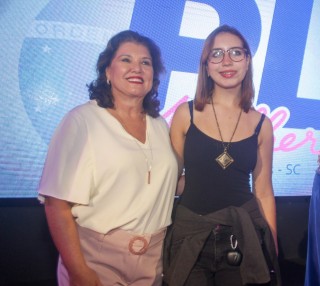 
<a style='margin-left: 5px;' class='btn btn-xs btn-social btn-facebook' href='https://www.facebook.com/sharer/sharer.php?u=https://galeramix.s01.web.getmuller.com.br/imagem/a157/800-800-90/conteudo/site_galerias/157/pl-mulher-tijucas-182.jpg' rel='popup' data-width='500' data-height='400'><i class='fa fa-facebook'></i>Compartilhar <span class='hidden-xs'>no Facebook</span>
</a> 
<a class='btn btn-default btn-xs' target='_blank' href='imagem/a157/800-800-90/conteudo/site_galerias/157/pl-mulher-tijucas-182.jpg'>
<span class='glyphicon glyphicon-cloud-download'></span> Salvar
</a>
