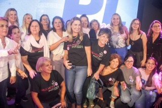 
<a style='margin-left: 5px;' class='btn btn-xs btn-social btn-facebook' href='https://www.facebook.com/sharer/sharer.php?u=https://galeramix.s01.web.getmuller.com.br/imagem/a157/800-800-90/conteudo/site_galerias/157/pl-mulher-tijucas-189.jpg' rel='popup' data-width='500' data-height='400'><i class='fa fa-facebook'></i>Compartilhar <span class='hidden-xs'>no Facebook</span>
</a> 
<a class='btn btn-default btn-xs' target='_blank' href='imagem/a157/800-800-90/conteudo/site_galerias/157/pl-mulher-tijucas-189.jpg'>
<span class='glyphicon glyphicon-cloud-download'></span> Salvar
</a>
