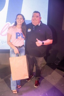 
<a style='margin-left: 5px;' class='btn btn-xs btn-social btn-facebook' href='https://www.facebook.com/sharer/sharer.php?u=https://galeramix.s01.web.getmuller.com.br/imagem/a157/800-800-90/conteudo/site_galerias/157/pl-mulher-tijucas-193.jpg' rel='popup' data-width='500' data-height='400'><i class='fa fa-facebook'></i>Compartilhar <span class='hidden-xs'>no Facebook</span>
</a> 
<a class='btn btn-default btn-xs' target='_blank' href='imagem/a157/800-800-90/conteudo/site_galerias/157/pl-mulher-tijucas-193.jpg'>
<span class='glyphicon glyphicon-cloud-download'></span> Salvar
</a>
