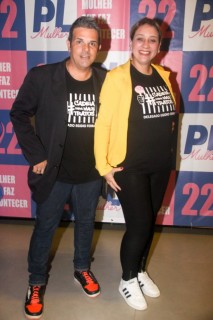 
<a style='margin-left: 5px;' class='btn btn-xs btn-social btn-facebook' href='https://www.facebook.com/sharer/sharer.php?u=https://galeramix.s01.web.getmuller.com.br/imagem/a157/800-800-90/conteudo/site_galerias/157/pl-mulher-tijucas-62.jpg' rel='popup' data-width='500' data-height='400'><i class='fa fa-facebook'></i>Compartilhar <span class='hidden-xs'>no Facebook</span>
</a> 
<a class='btn btn-default btn-xs' target='_blank' href='imagem/a157/800-800-90/conteudo/site_galerias/157/pl-mulher-tijucas-62.jpg'>
<span class='glyphicon glyphicon-cloud-download'></span> Salvar
</a>
