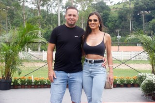 
<a style='margin-left: 5px;' class='btn btn-xs btn-social btn-facebook' href='https://www.facebook.com/sharer/sharer.php?u=https://galeramix.s01.web.getmuller.com.br/imagem/a158/800-800-90/conteudo/site_galerias/158/img7319.jpg' rel='popup' data-width='500' data-height='400'><i class='fa fa-facebook'></i>Compartilhar <span class='hidden-xs'>no Facebook</span>
</a> 
<a class='btn btn-default btn-xs' target='_blank' href='imagem/a158/800-800-90/conteudo/site_galerias/158/img7319.jpg'>
<span class='glyphicon glyphicon-cloud-download'></span> Salvar
</a>
