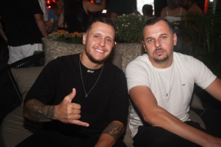 
<a style='margin-left: 5px;' class='btn btn-xs btn-social btn-facebook' href='https://www.facebook.com/sharer/sharer.php?u=https://galeramix.s01.web.getmuller.com.br/imagem/a158/800-800-90/conteudo/site_galerias/158/jr-seco-349.jpg' rel='popup' data-width='500' data-height='400'><i class='fa fa-facebook'></i>Compartilhar <span class='hidden-xs'>no Facebook</span>
</a> 
<a class='btn btn-default btn-xs' target='_blank' href='imagem/a158/800-800-90/conteudo/site_galerias/158/jr-seco-349.jpg'>
<span class='glyphicon glyphicon-cloud-download'></span> Salvar
</a>
