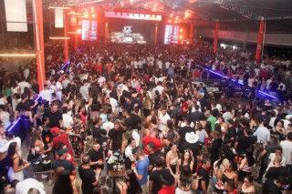 
<a style='margin-left: 5px;' class='btn btn-xs btn-social btn-facebook' href='https://www.facebook.com/sharer/sharer.php?u=https://galeramix.s01.web.getmuller.com.br/imagem/a158/800-800-90/conteudo/site_galerias/158/jr-seco-355.jpg' rel='popup' data-width='500' data-height='400'><i class='fa fa-facebook'></i>Compartilhar <span class='hidden-xs'>no Facebook</span>
</a> 
<a class='btn btn-default btn-xs' target='_blank' href='imagem/a158/800-800-90/conteudo/site_galerias/158/jr-seco-355.jpg'>
<span class='glyphicon glyphicon-cloud-download'></span> Salvar
</a>
