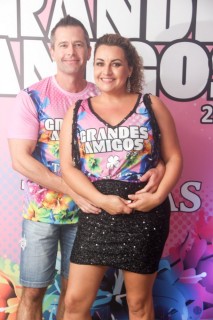 
                        <a style='margin-left: 5px;' class='btn btn-xs btn-social btn-facebook' href='https://www.facebook.com/sharer/sharer.php?u=https://galeramix.s01.web.getmuller.com.br/imagem/a159/800-800-90/conteudo/site_galerias/159/grandes-amigos-tijucas-clube-100.jpg' rel='popup' data-width='500' data-height='400'><i class='fa fa-facebook'></i>Compartilhar <span class='hidden-xs'>no Facebook</span>
                    </a> 
                    <a class='btn btn-default btn-xs' target='_blank' href='imagem/a159/800-800-90/conteudo/site_galerias/159/grandes-amigos-tijucas-clube-100.jpg'>
                        <span class='glyphicon glyphicon-cloud-download'></span> Salvar
                    </a>
                    