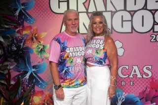 
<a style='margin-left: 5px;' class='btn btn-xs btn-social btn-facebook' href='https://www.facebook.com/sharer/sharer.php?u=https://galeramix.s01.web.getmuller.com.br/imagem/a159/800-800-90/conteudo/site_galerias/159/grandes-amigos-tijucas-clube-11.jpg' rel='popup' data-width='500' data-height='400'><i class='fa fa-facebook'></i>Compartilhar <span class='hidden-xs'>no Facebook</span>
</a> 
<a class='btn btn-default btn-xs' target='_blank' href='imagem/a159/800-800-90/conteudo/site_galerias/159/grandes-amigos-tijucas-clube-11.jpg'>
<span class='glyphicon glyphicon-cloud-download'></span> Salvar
</a>
