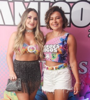 
<a style='margin-left: 5px;' class='btn btn-xs btn-social btn-facebook' href='https://www.facebook.com/sharer/sharer.php?u=https://galeramix.s01.web.getmuller.com.br/imagem/a159/800-800-90/conteudo/site_galerias/159/grandes-amigos-tijucas-clube-112.jpg' rel='popup' data-width='500' data-height='400'><i class='fa fa-facebook'></i>Compartilhar <span class='hidden-xs'>no Facebook</span>
</a> 
<a class='btn btn-default btn-xs' target='_blank' href='imagem/a159/800-800-90/conteudo/site_galerias/159/grandes-amigos-tijucas-clube-112.jpg'>
<span class='glyphicon glyphicon-cloud-download'></span> Salvar
</a>
