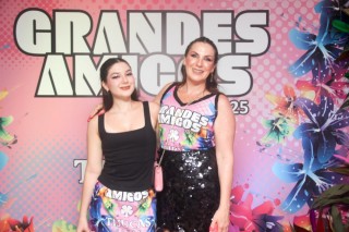 
<a style='margin-left: 5px;' class='btn btn-xs btn-social btn-facebook' href='https://www.facebook.com/sharer/sharer.php?u=https://galeramix.s01.web.getmuller.com.br/imagem/a159/800-800-90/conteudo/site_galerias/159/grandes-amigos-tijucas-clube-13.jpg' rel='popup' data-width='500' data-height='400'><i class='fa fa-facebook'></i>Compartilhar <span class='hidden-xs'>no Facebook</span>
</a> 
<a class='btn btn-default btn-xs' target='_blank' href='imagem/a159/800-800-90/conteudo/site_galerias/159/grandes-amigos-tijucas-clube-13.jpg'>
<span class='glyphicon glyphicon-cloud-download'></span> Salvar
</a>
