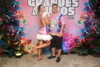 
<a style='margin-left: 5px;' class='btn btn-xs btn-social btn-facebook' href='https://www.facebook.com/sharer/sharer.php?u=https://galeramix.s01.web.getmuller.com.br/imagem/a159/800-800-90/conteudo/site_galerias/159/grandes-amigos-tijucas-clube-136.jpg' rel='popup' data-width='500' data-height='400'><i class='fa fa-facebook'></i>Compartilhar <span class='hidden-xs'>no Facebook</span>
</a> 
<a class='btn btn-default btn-xs' target='_blank' href='imagem/a159/800-800-90/conteudo/site_galerias/159/grandes-amigos-tijucas-clube-136.jpg'>
<span class='glyphicon glyphicon-cloud-download'></span> Salvar
</a>
