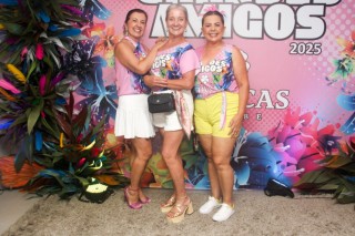 
<a style='margin-left: 5px;' class='btn btn-xs btn-social btn-facebook' href='https://www.facebook.com/sharer/sharer.php?u=https://galeramix.s01.web.getmuller.com.br/imagem/a159/800-800-90/conteudo/site_galerias/159/grandes-amigos-tijucas-clube-168.jpg' rel='popup' data-width='500' data-height='400'><i class='fa fa-facebook'></i>Compartilhar <span class='hidden-xs'>no Facebook</span>
</a> 
<a class='btn btn-default btn-xs' target='_blank' href='imagem/a159/800-800-90/conteudo/site_galerias/159/grandes-amigos-tijucas-clube-168.jpg'>
<span class='glyphicon glyphicon-cloud-download'></span> Salvar
</a>
