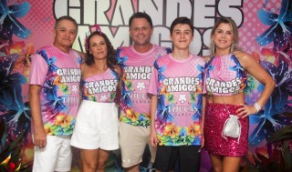 
<a style='margin-left: 5px;' class='btn btn-xs btn-social btn-facebook' href='https://www.facebook.com/sharer/sharer.php?u=https://galeramix.s01.web.getmuller.com.br/imagem/a159/800-800-90/conteudo/site_galerias/159/grandes-amigos-tijucas-clube-21.jpg' rel='popup' data-width='500' data-height='400'><i class='fa fa-facebook'></i>Compartilhar <span class='hidden-xs'>no Facebook</span>
</a> 
<a class='btn btn-default btn-xs' target='_blank' href='imagem/a159/800-800-90/conteudo/site_galerias/159/grandes-amigos-tijucas-clube-21.jpg'>
<span class='glyphicon glyphicon-cloud-download'></span> Salvar
</a>
