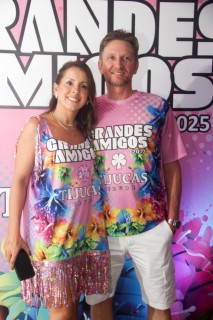 
<a style='margin-left: 5px;' class='btn btn-xs btn-social btn-facebook' href='https://www.facebook.com/sharer/sharer.php?u=https://galeramix.s01.web.getmuller.com.br/imagem/a159/800-800-90/conteudo/site_galerias/159/grandes-amigos-tijucas-clube-44.jpg' rel='popup' data-width='500' data-height='400'><i class='fa fa-facebook'></i>Compartilhar <span class='hidden-xs'>no Facebook</span>
</a> 
<a class='btn btn-default btn-xs' target='_blank' href='imagem/a159/800-800-90/conteudo/site_galerias/159/grandes-amigos-tijucas-clube-44.jpg'>
<span class='glyphicon glyphicon-cloud-download'></span> Salvar
</a>
