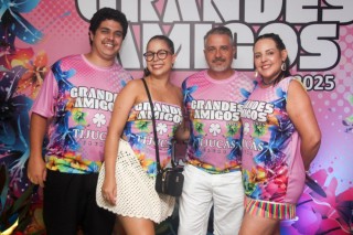 
<a style='margin-left: 5px;' class='btn btn-xs btn-social btn-facebook' href='https://www.facebook.com/sharer/sharer.php?u=https://galeramix.s01.web.getmuller.com.br/imagem/a159/800-800-90/conteudo/site_galerias/159/grandes-amigos-tijucas-clube-51.jpg' rel='popup' data-width='500' data-height='400'><i class='fa fa-facebook'></i>Compartilhar <span class='hidden-xs'>no Facebook</span>
</a> 
<a class='btn btn-default btn-xs' target='_blank' href='imagem/a159/800-800-90/conteudo/site_galerias/159/grandes-amigos-tijucas-clube-51.jpg'>
<span class='glyphicon glyphicon-cloud-download'></span> Salvar
</a>
