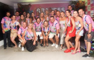 
<a style='margin-left: 5px;' class='btn btn-xs btn-social btn-facebook' href='https://www.facebook.com/sharer/sharer.php?u=https://galeramix.s01.web.getmuller.com.br/imagem/a159/800-800-90/conteudo/site_galerias/159/grandes-amigos-tijucas-clube-72.jpg' rel='popup' data-width='500' data-height='400'><i class='fa fa-facebook'></i>Compartilhar <span class='hidden-xs'>no Facebook</span>
</a> 
<a class='btn btn-default btn-xs' target='_blank' href='imagem/a159/800-800-90/conteudo/site_galerias/159/grandes-amigos-tijucas-clube-72.jpg'>
<span class='glyphicon glyphicon-cloud-download'></span> Salvar
</a>
