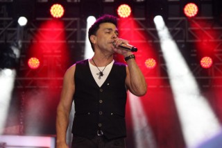 
                        <a style='margin-left: 5px;' class='btn btn-xs btn-social btn-facebook' href='https://www.facebook.com/sharer/sharer.php?u=https://galeramix.s01.web.getmuller.com.br/imagem/a162/800-800-90/conteudo/site_galerias/162/tijufest-2025-zeze-di-camargo-1.jpg' rel='popup' data-width='500' data-height='400'><i class='fa fa-facebook'></i>Compartilhar <span class='hidden-xs'>no Facebook</span>
                    </a> 
                    <a class='btn btn-default btn-xs' target='_blank' href='imagem/a162/800-800-90/conteudo/site_galerias/162/tijufest-2025-zeze-di-camargo-1.jpg'>
                        <span class='glyphicon glyphicon-cloud-download'></span> Salvar
                    </a>
                    